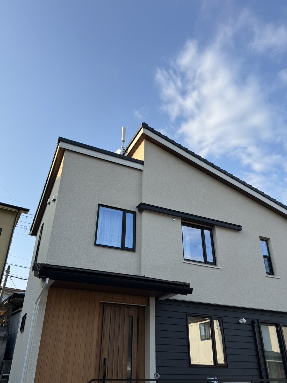 滋賀県大津市 アンテナ工事 外観と屋根上アンテナ設置状況