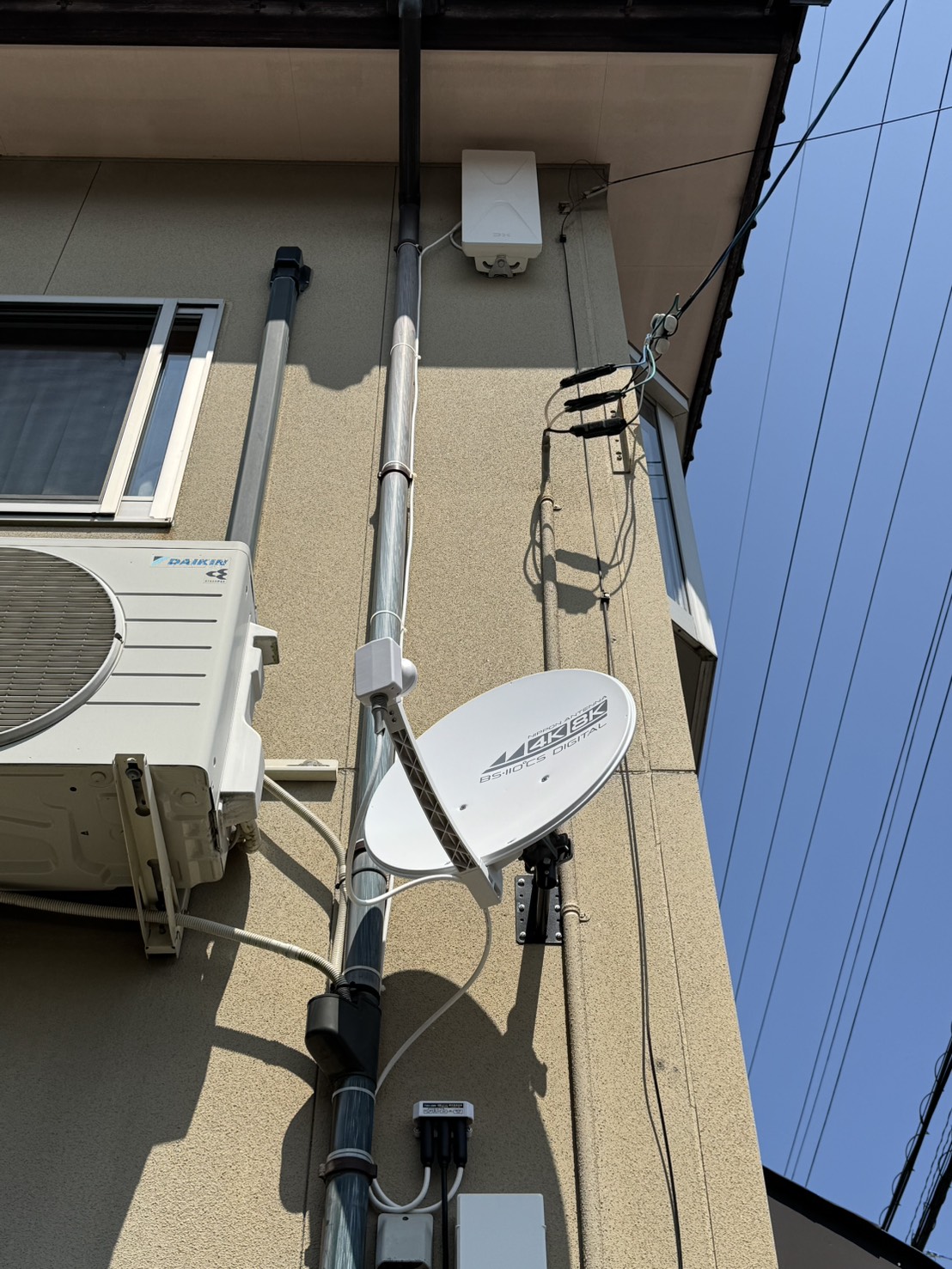 福井県坂井市 BSアンテナ設置後と配線処理の様子