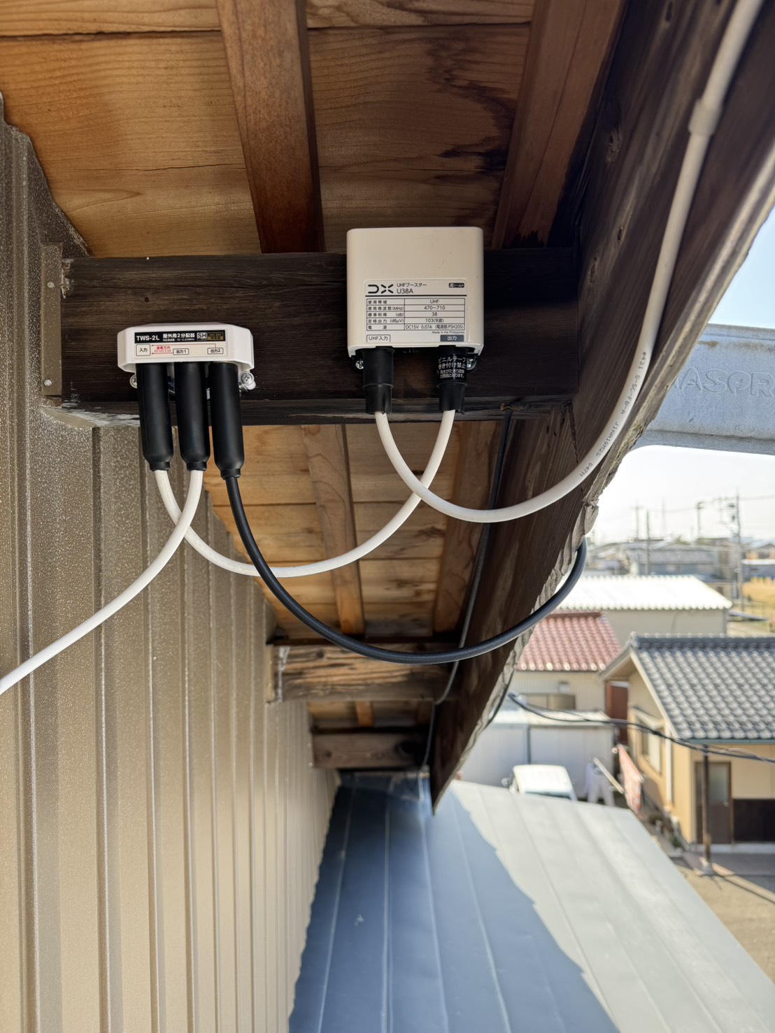 石川県小松市 アンテナ工事 ブースターと分配器交換後の配線状況