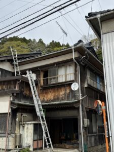 福井県越前町 アンテナ工事 海沿い古民家の外観と屋根上アンテナ設置状況