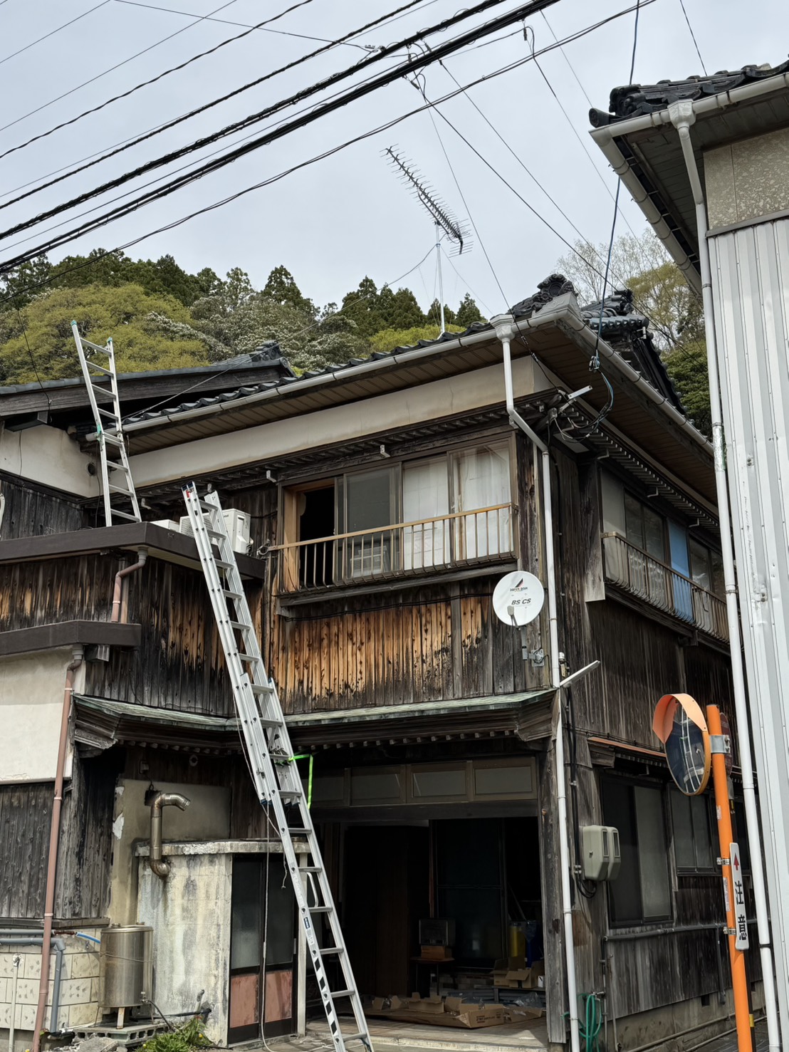 福井県越前町 アンテナ工事 海沿い古民家の外観と屋根上アンテナ設置状況