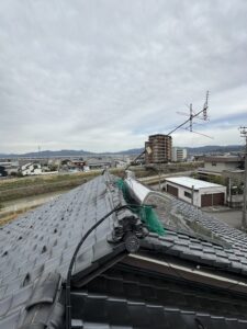 福井県福井市 アンテナ撤去工事 傾いた屋根上アンテナの状況
