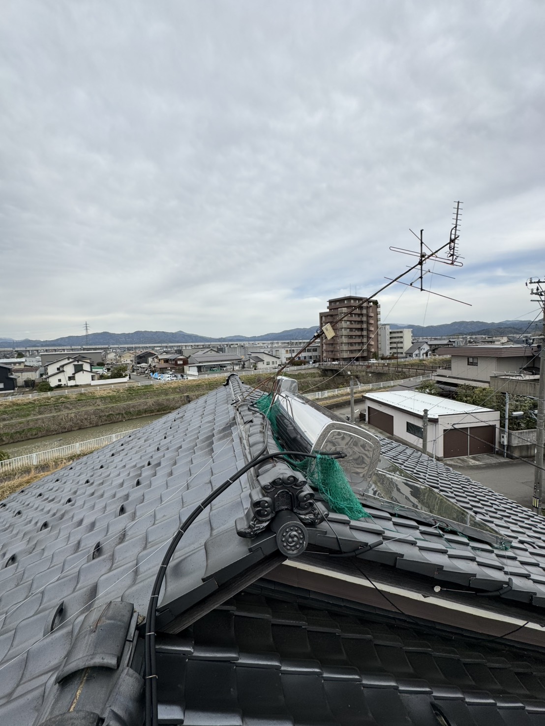 福井県福井市 アンテナ撤去工事 傾いた屋根上アンテナの状況