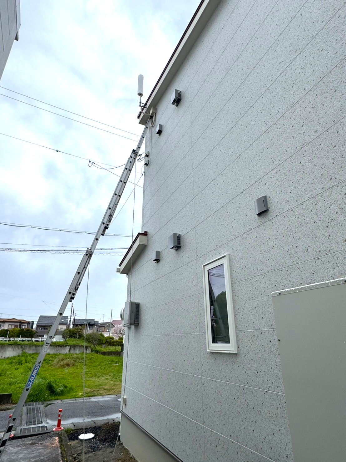 滋賀県栗東市 アンテナ工事 外壁ユニコーンアンテナ設置状況