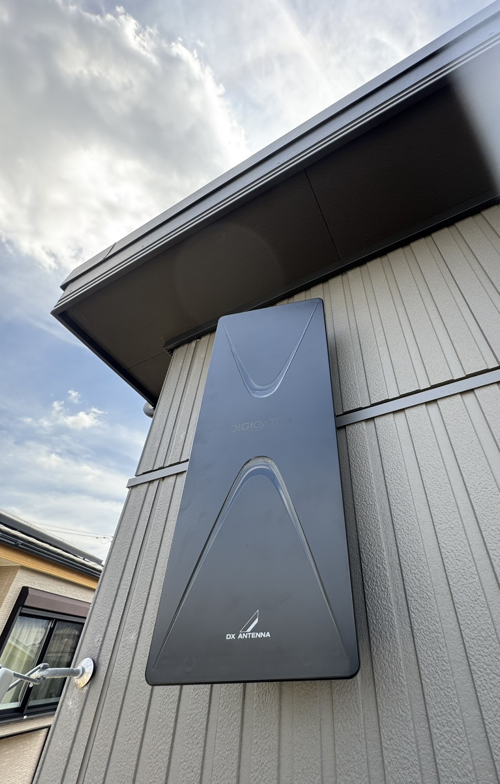 滋賀県湖南市 新築住宅 外壁 黒 デザインアンテナ設置状況