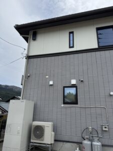 福井県美山町 デザインアンテナ設置 外観 ブラックアンテナ 壁面設置