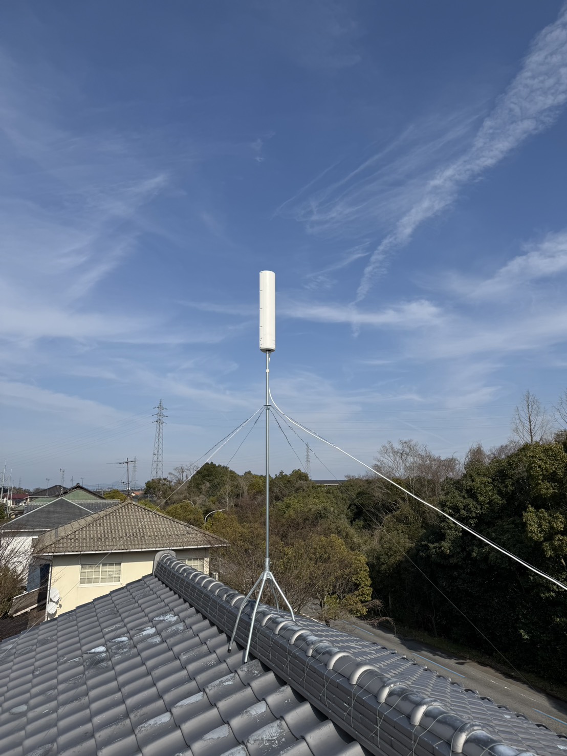 滋賀県大津市 アンテナ工事 新設地デジアンテナと屋根上の設置状況
