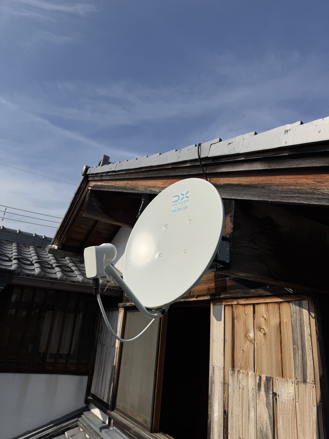 滋賀県大津市 アンテナ工事 新設BSアンテナと配線処理後の仕上がり