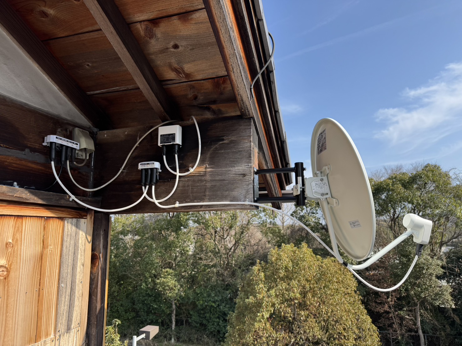 滋賀県大津市 アンテナ工事 新設ブースターと分配器の施工後の配線状況