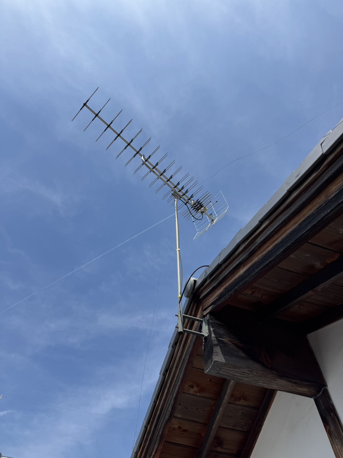滋賀県大津市 アンテナ工事 既存の屋根上地デジアンテナ 八木式アンテナの設置状況