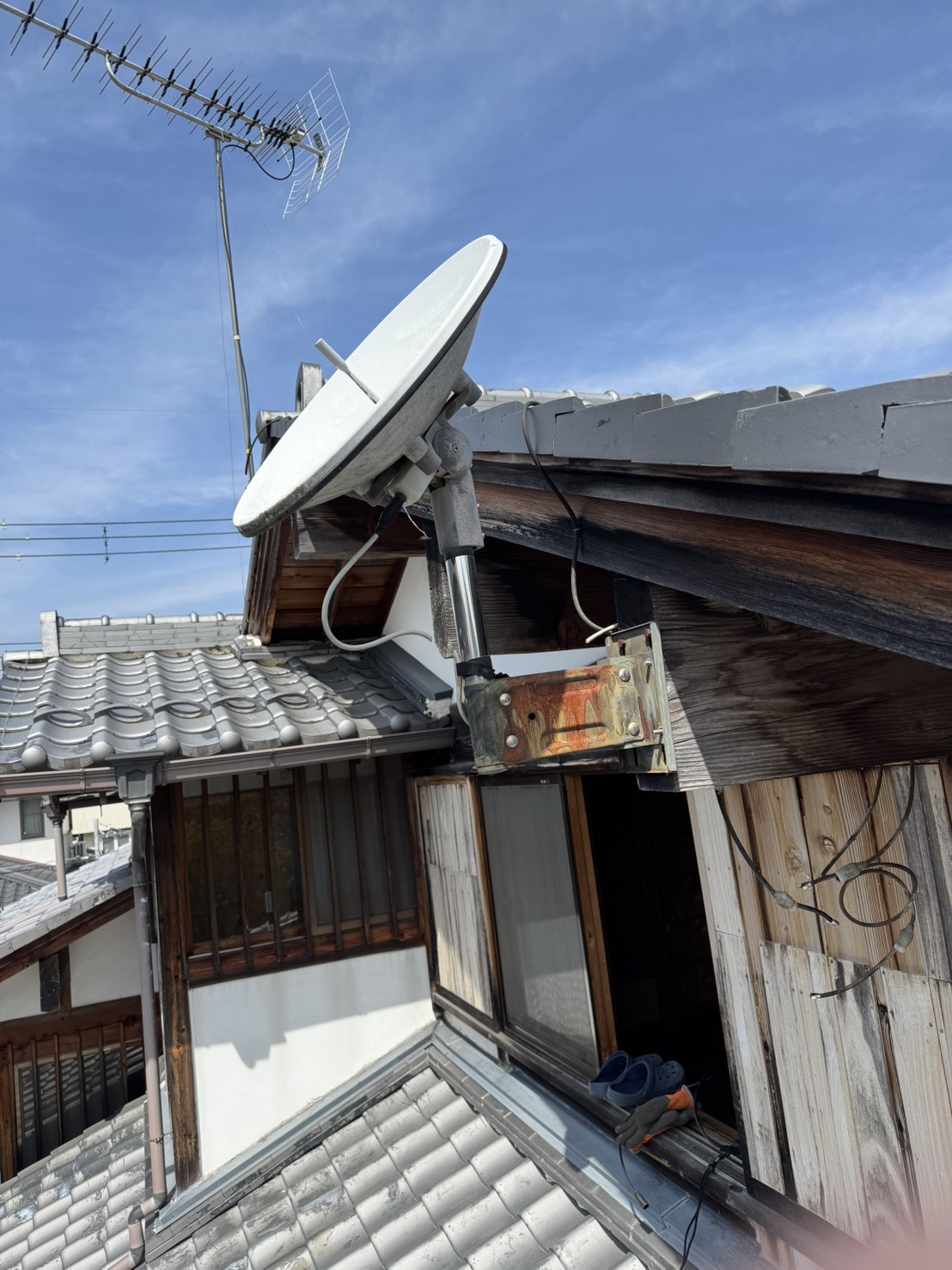 滋賀県大津市 アンテナ工事 BSアンテナと屋根上の設置状況