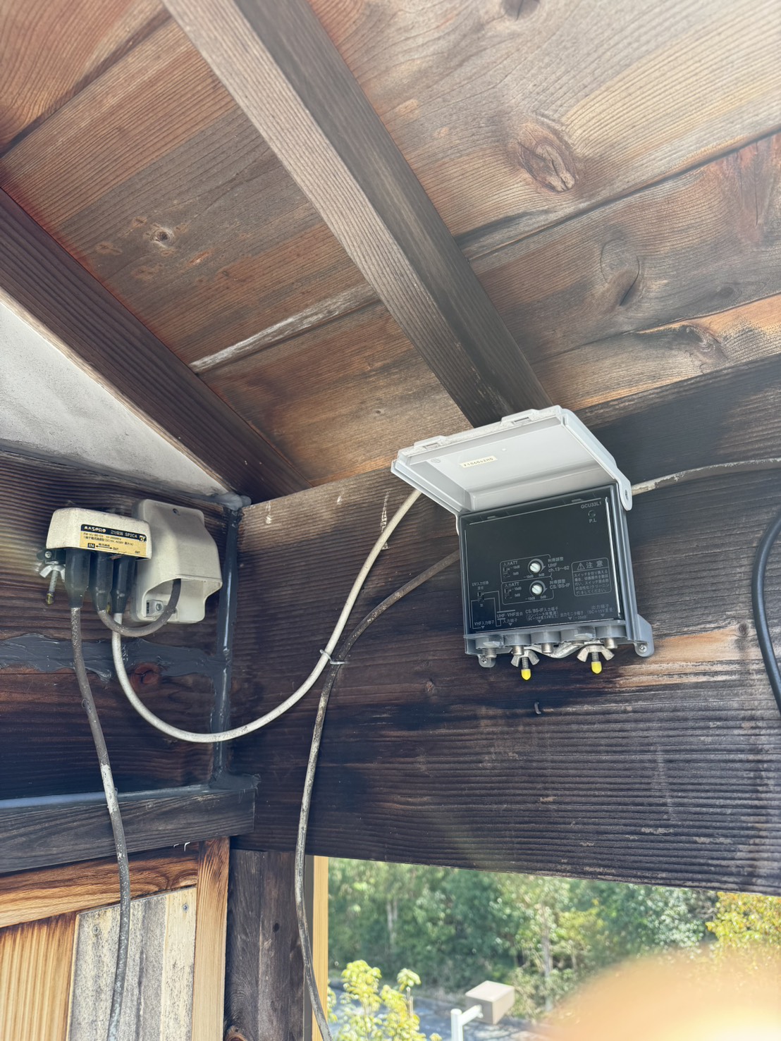 滋賀県大津市 アンテナ工事 既存の混合ブースターと配線の劣化状況