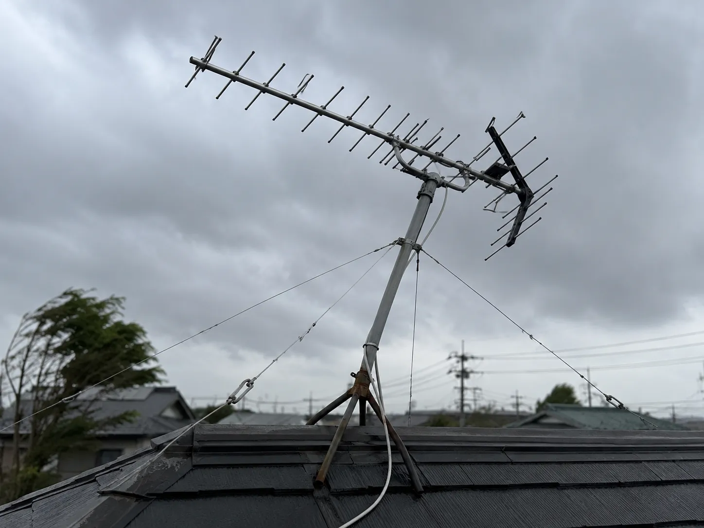強風や台風で傾いた地デジアンテナ