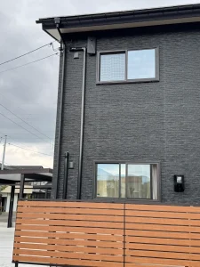 福井県敦賀市のブラック外壁住宅に設置した地デジデザインアンテナ