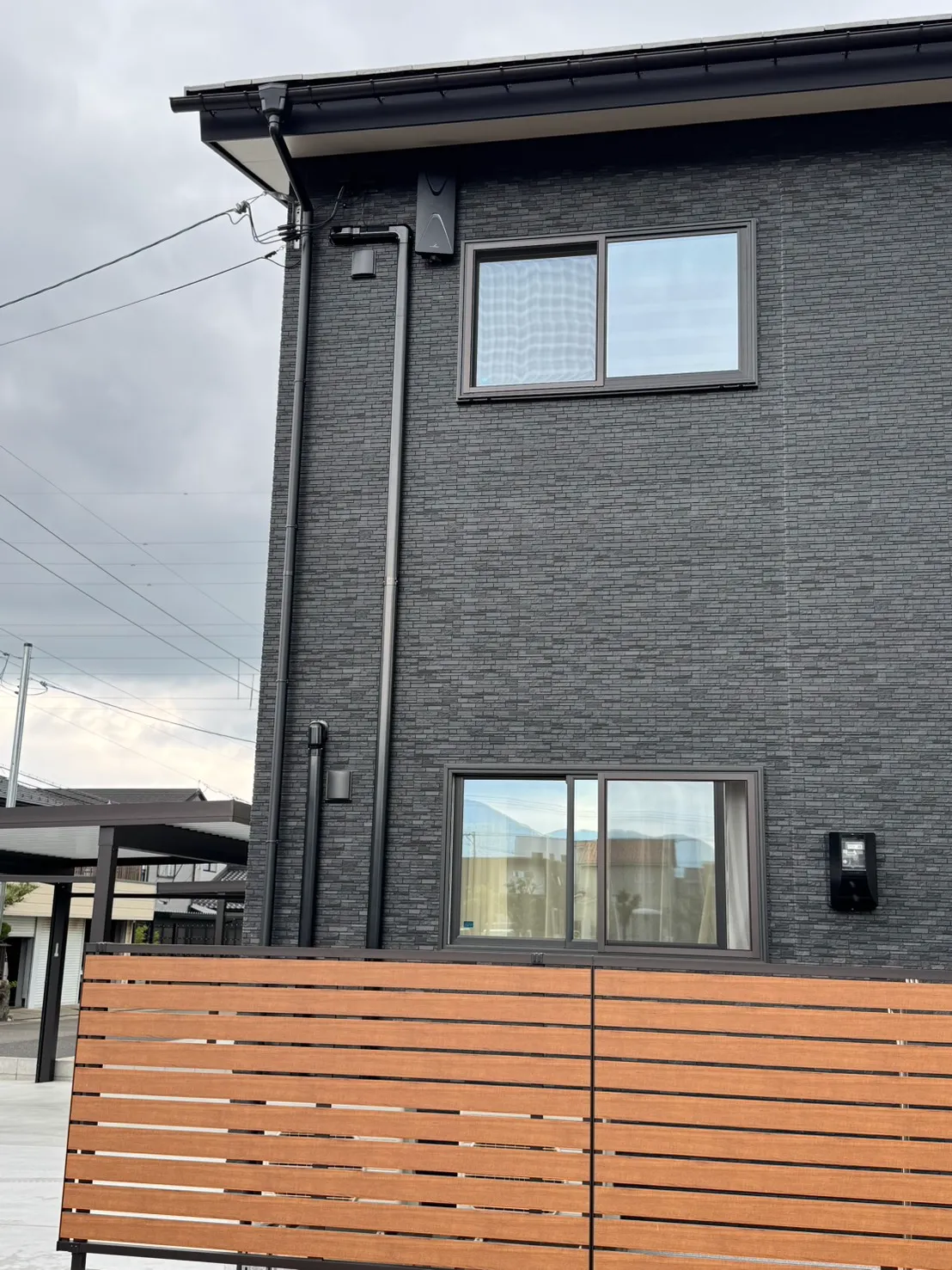 福井県敦賀市のブラック外壁住宅に設置した地デジデザインアンテナ