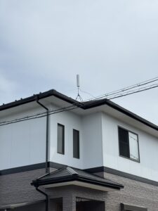 滋賀県東近江市で設置したホワイトのユニコーンアンテナと周辺の住宅街