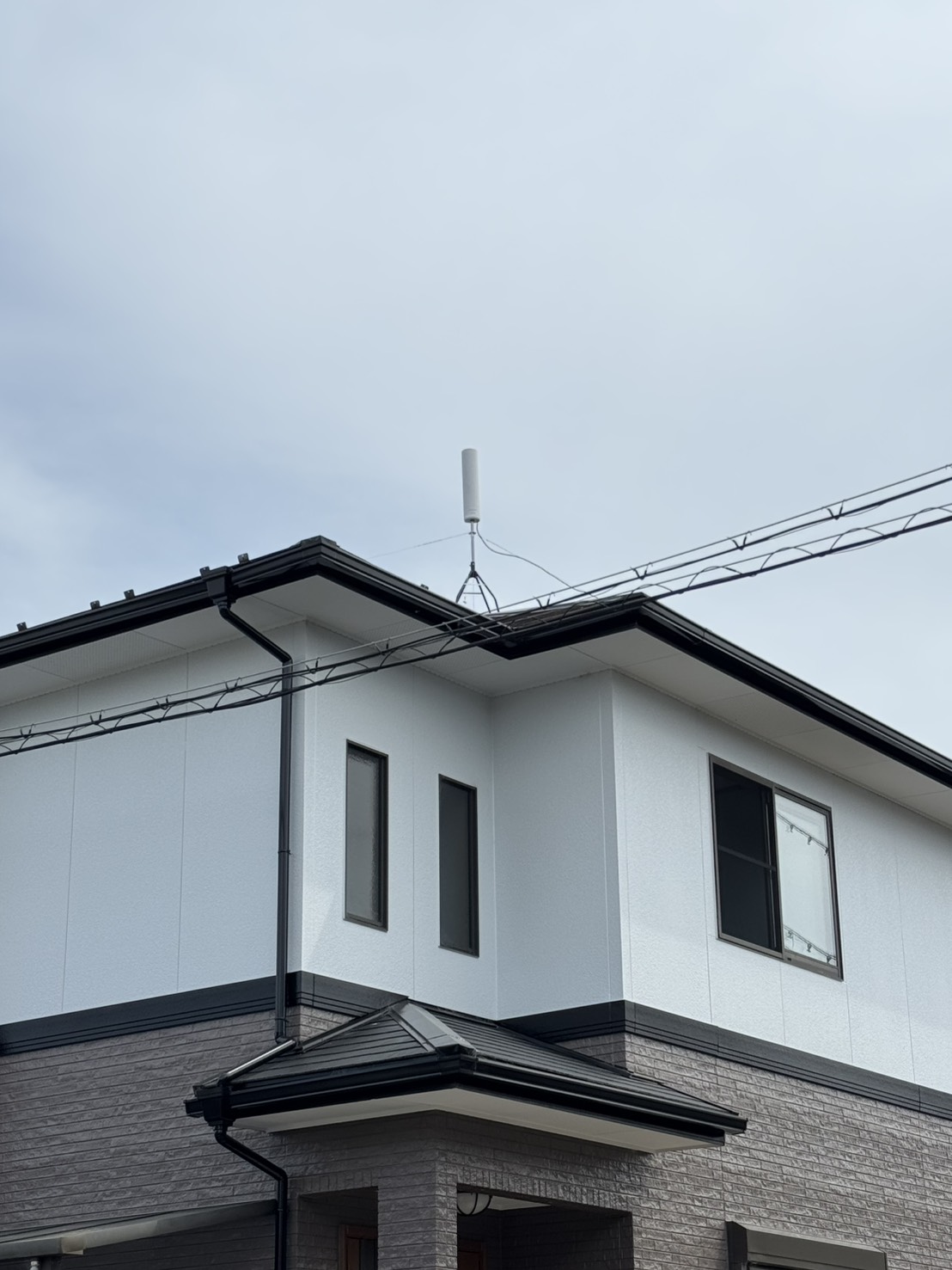 滋賀県東近江市で設置したホワイトのユニコーンアンテナと周辺の住宅街