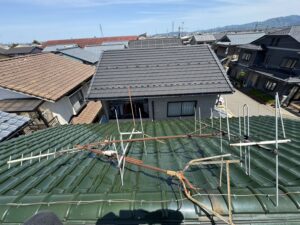 福井市N様邸の屋根上アンテナ撤去工事前のアンテナ設置状況