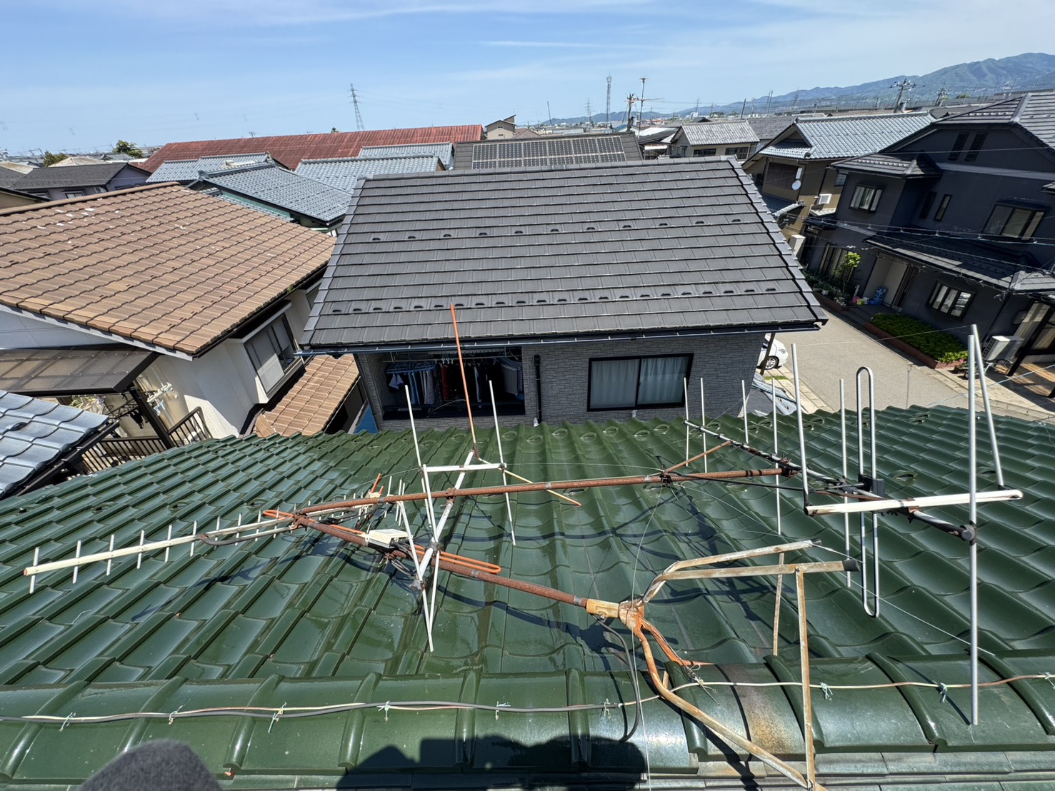 福井市N様邸の屋根上アンテナ撤去工事前のアンテナ設置状況