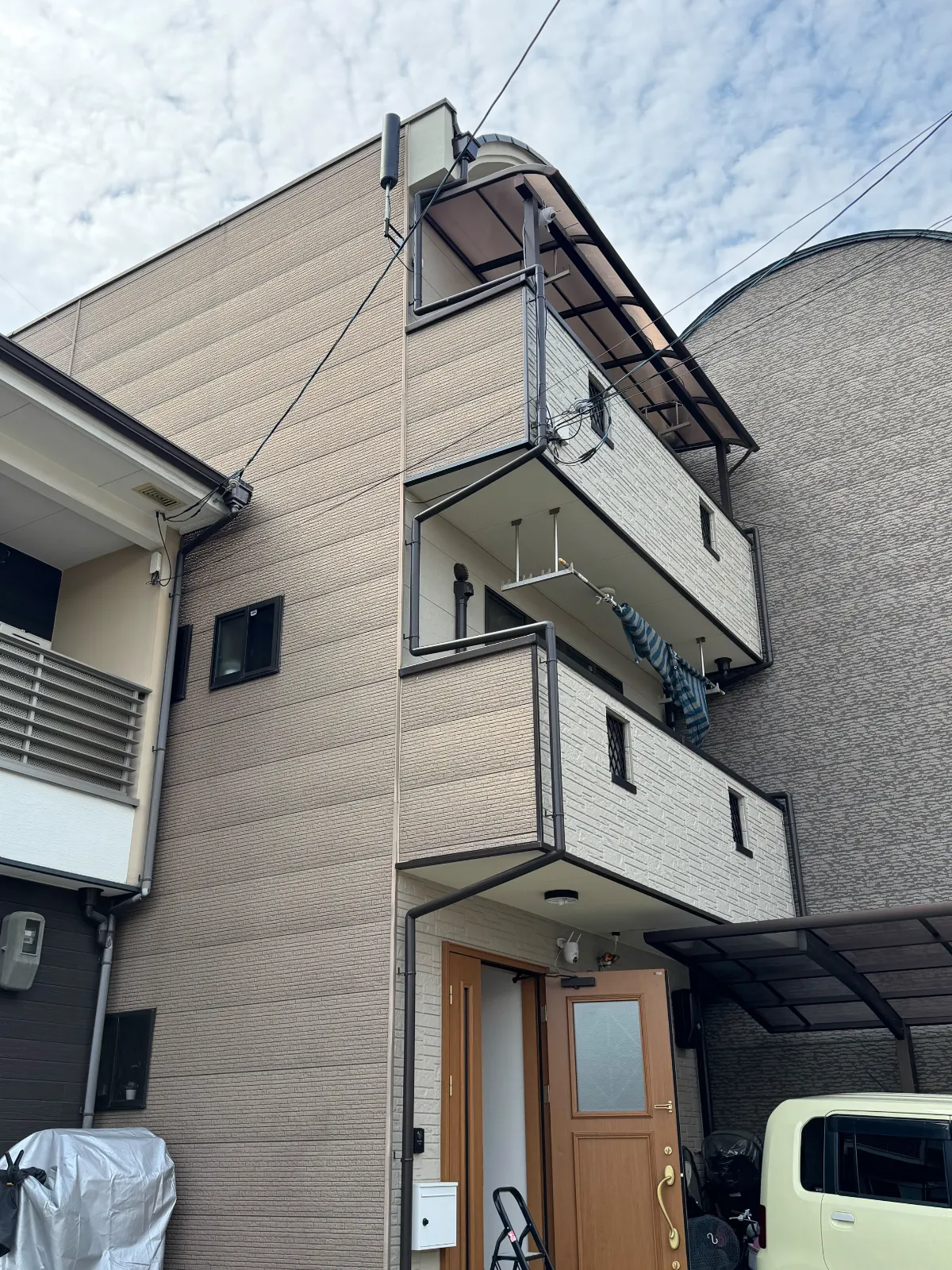 ベランダ外壁にユニコーンアンテナを設置した京都市伏見区N様邸