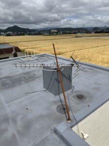 勝山市M様邸で応急処置後に新しい架台とポールでアンテナを固定した様子