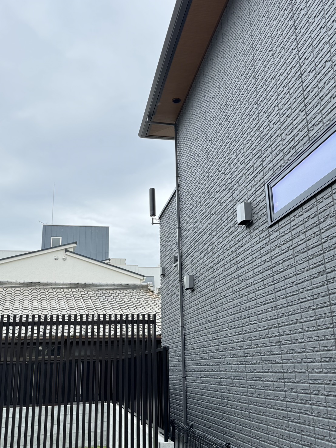 金沢市O様邸で他社施工アンテナの故障により取替前の屋上アンテナを確認した様子