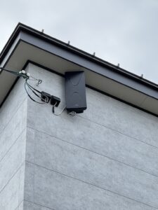 滋賀県大津市M様邸の外壁に設置したブラックのデザインアンテナ