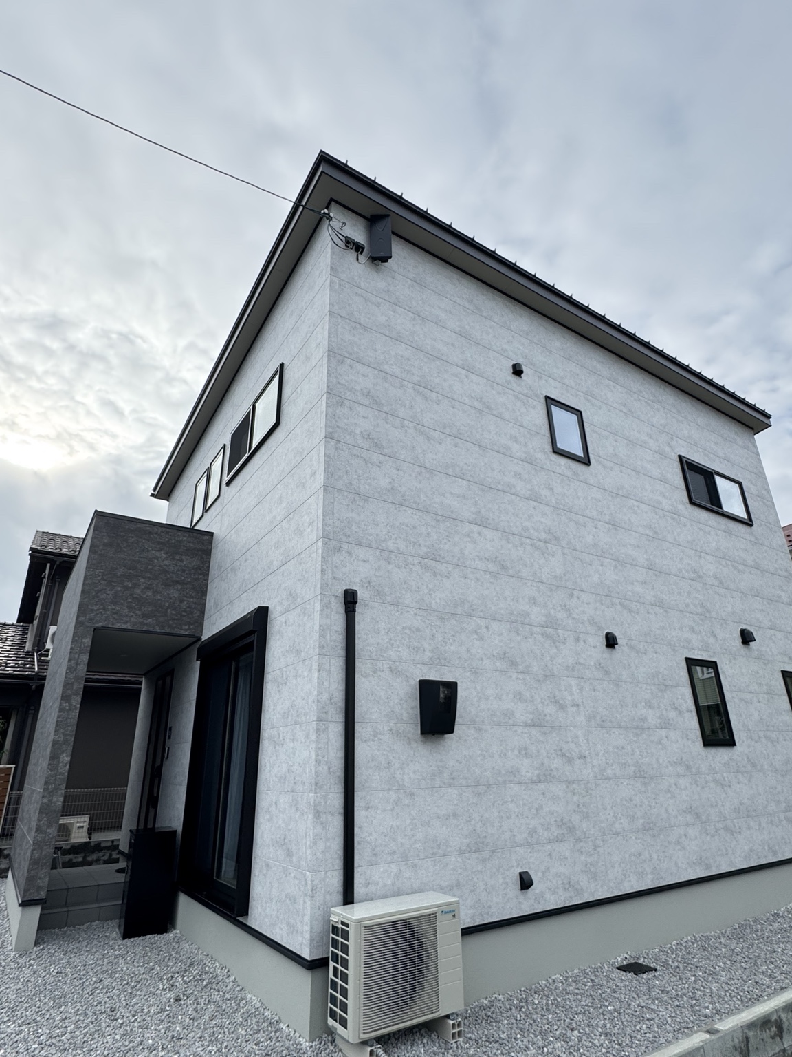 ブラックの平面アンテナを設置した滋賀県大津市の新築住宅