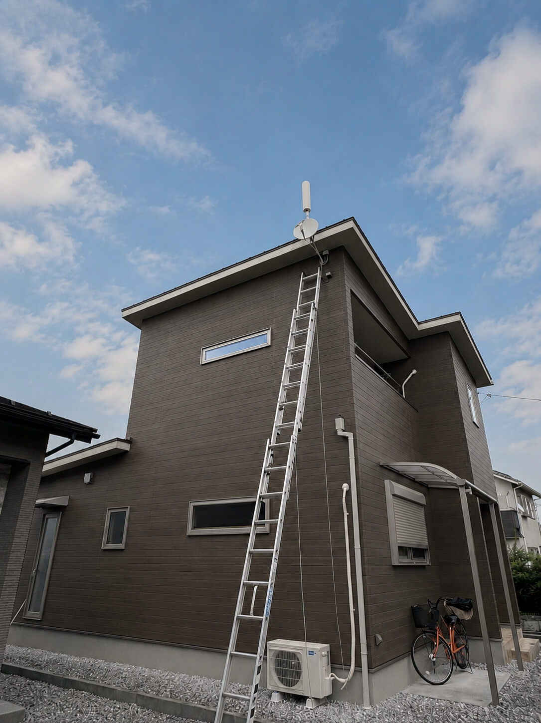 滋賀県東近江市T様邸に設置した地デジ用ユニコーンアンテナとBSアンテナ