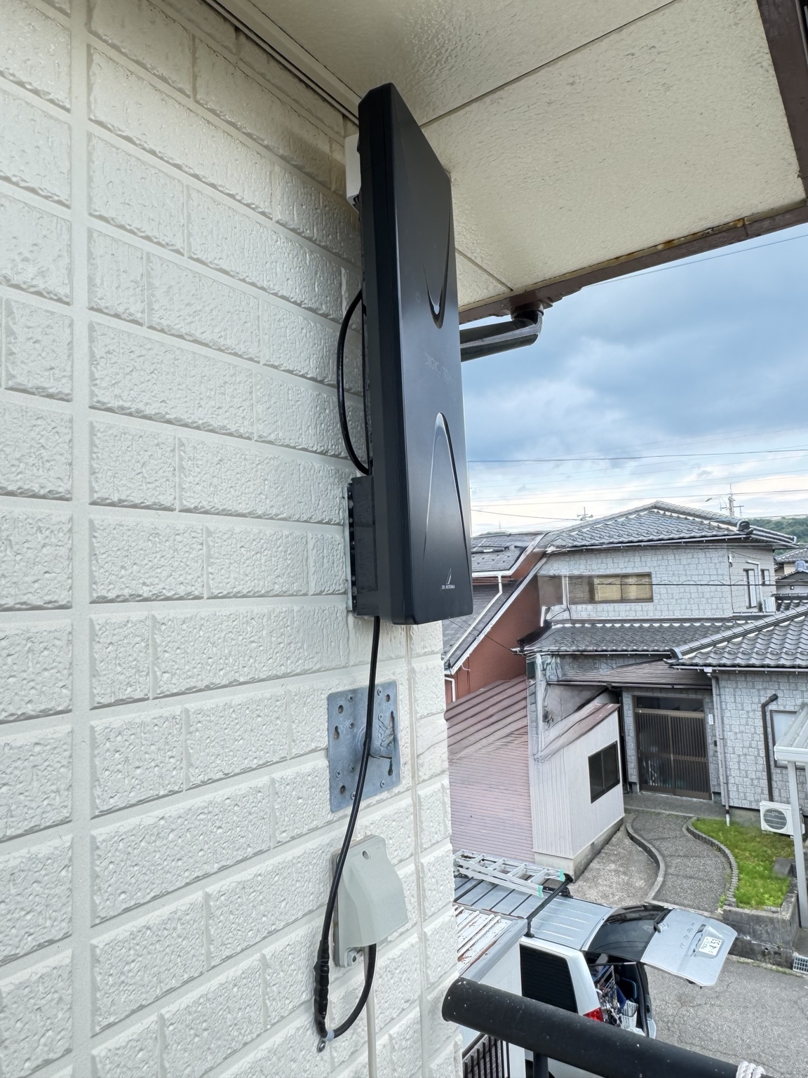 庇下に設置したデザインアンテナの側面写真