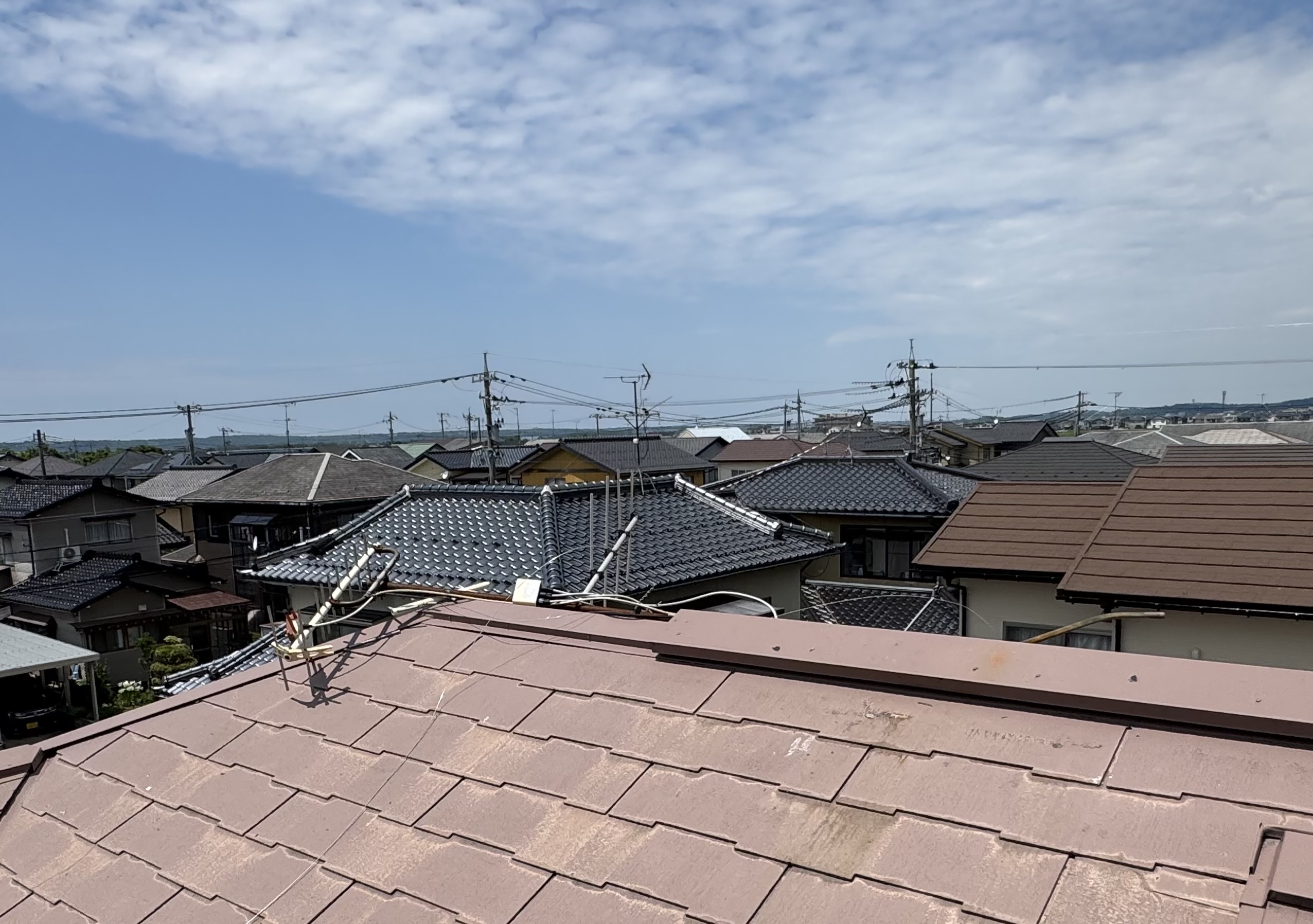 強風で倒壊した交換前の屋根上アンテナ