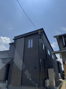滋賀県草津市でブラックのデザインアンテナを設置したK様邸の外観