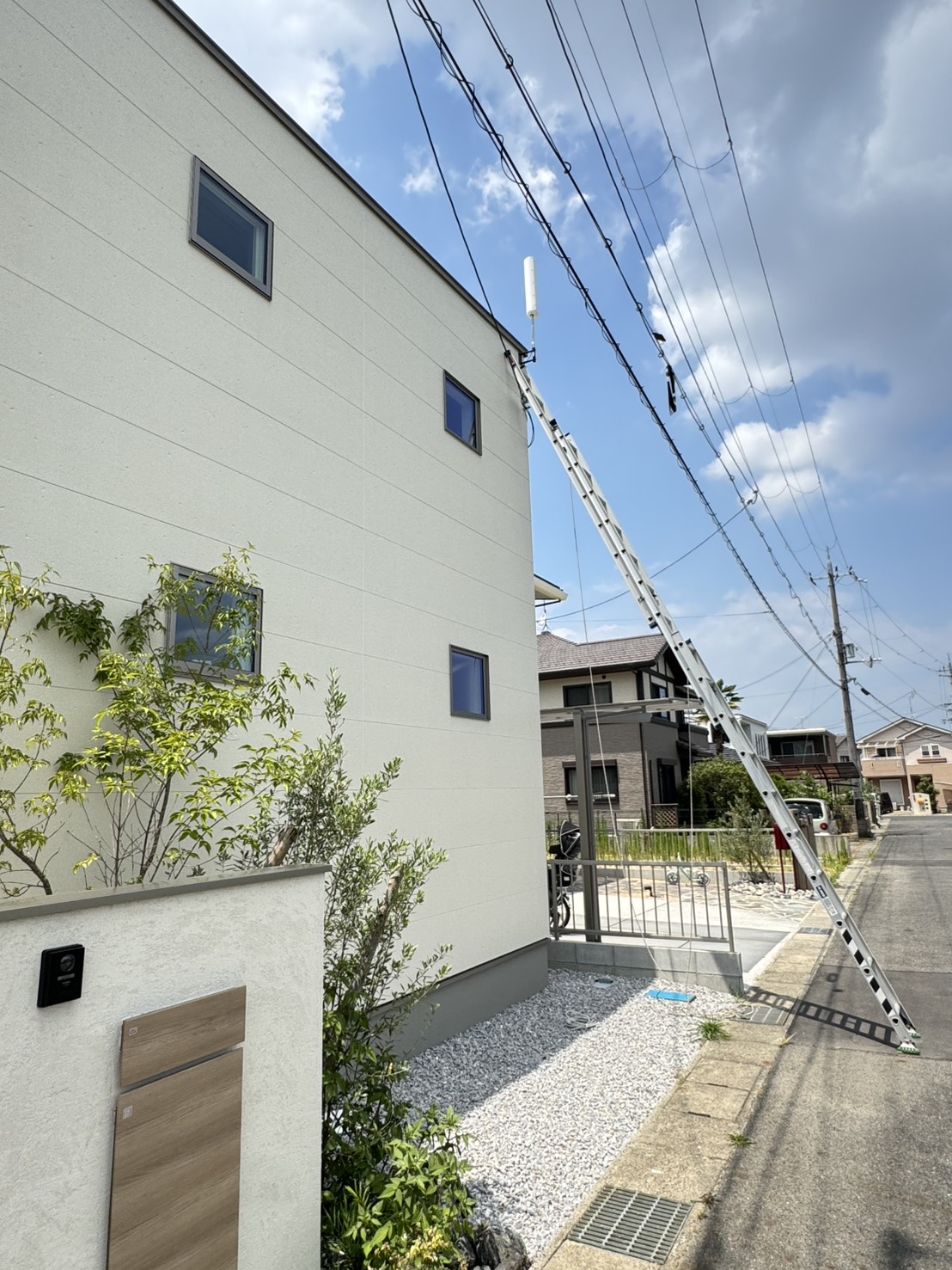 高岡市N様邸の外壁面に設置したユニコーンアンテナと建物外観