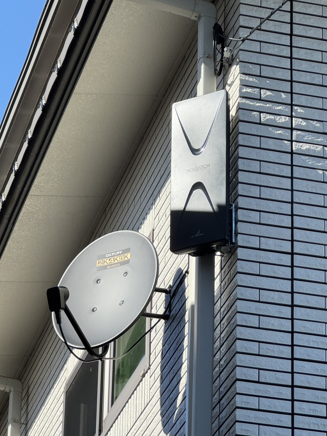 福井市A様邸の外壁面に並べて設置したBLACKの地デジ・BSアンテナ