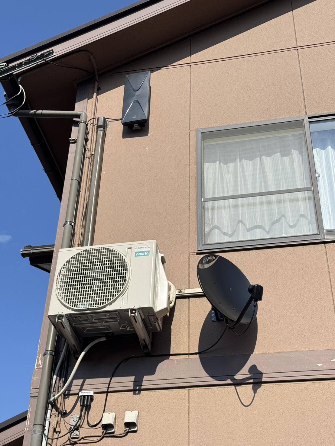 福井市N様邸の外壁に設置したBLACKのデザインアンテナとBSアンテナ