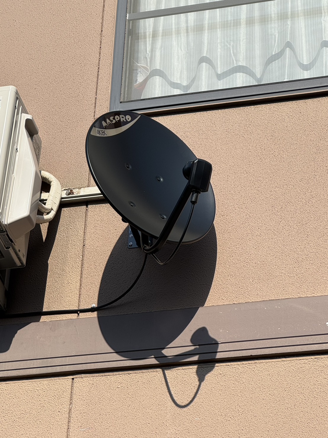 福井市N様邸の外壁に取り付けたBLACKの4K8K対応BSアンテナ