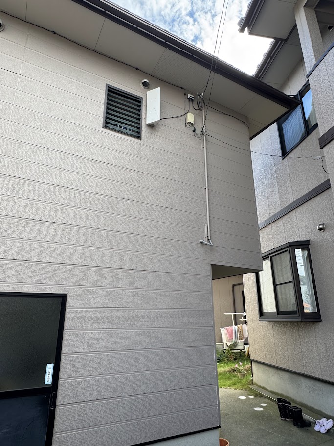 石川県能美市S様邸の外壁軒下に設置した地デジ用デザインアンテナ