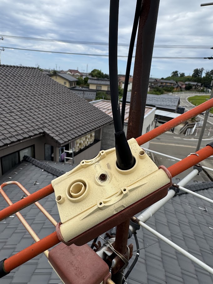 雨水がたまっていた地デジアンテナの給電部