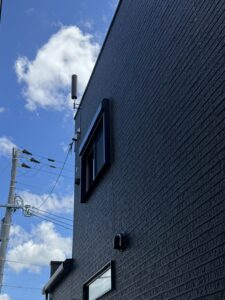 滋賀県彦根市S様邸の黒い外壁に設置したBLACKのユニコーンアンテナ