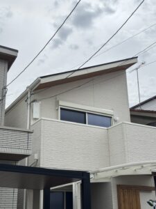 京都市山科区Y様邸の白い外壁に設置したWHITEのデザインアンテナ