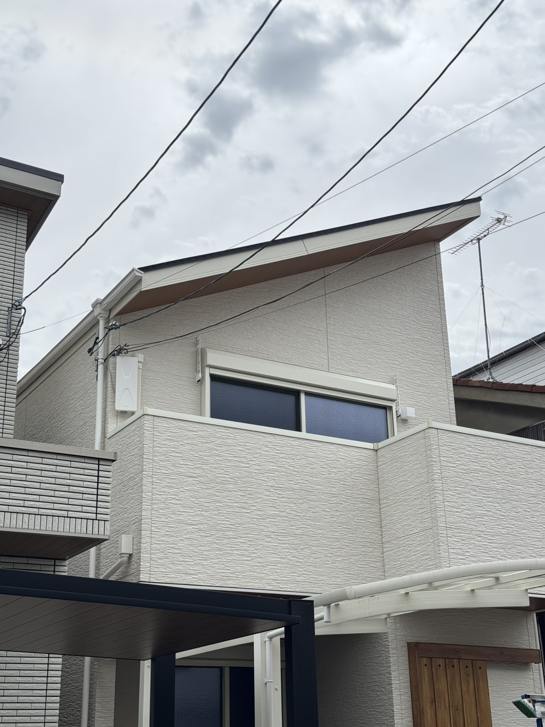京都市山科区Y様邸の白い外壁に設置したWHITEのデザインアンテナ