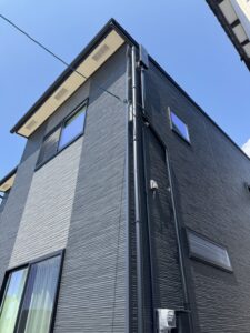 滋賀県大津市T様邸の黒い外壁に設置したBLACKのデザインアンテナ