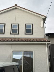福井県敦賀市E様邸の白い外壁に設置したWhiteのデザインアンテナ