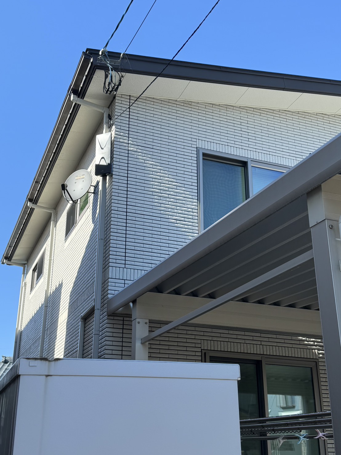 福井県福井市A様邸に設置したBLACKのデザインアンテナと4K8K対応BSアンテナ