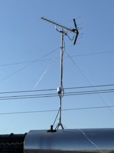 滋賀県長浜市S様邸で新しく設置した屋根上の地デジアンテナ