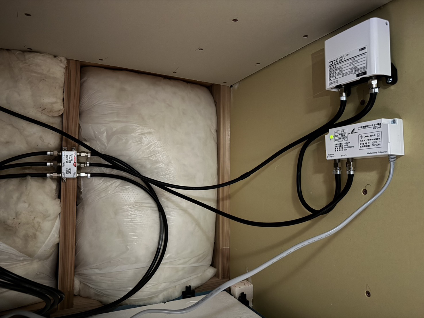 地デジの電波を各部屋へ送るブースター電源部と分配器