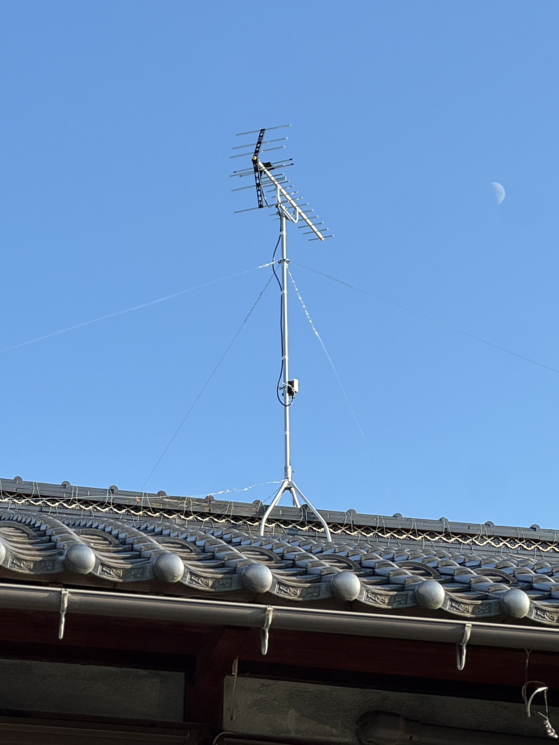 滋賀県長浜市S様邸の屋根上に設置した新しい地デジアンテナ