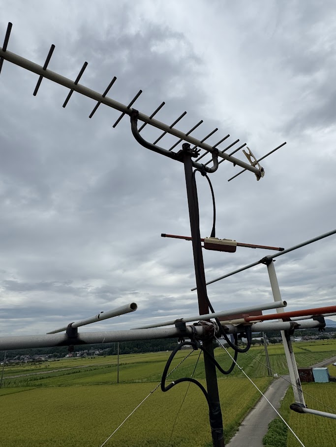 給電部が外れてぶら下がっていた屋根上の八木式地デジアンテナ