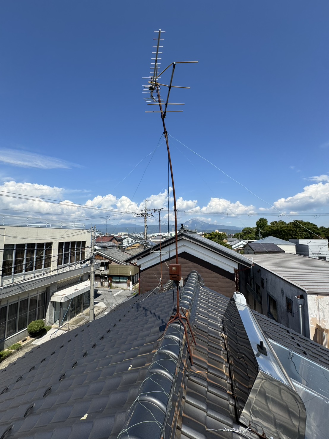 経年劣化が進んだ交換前の屋根上地デジアンテナとブースター