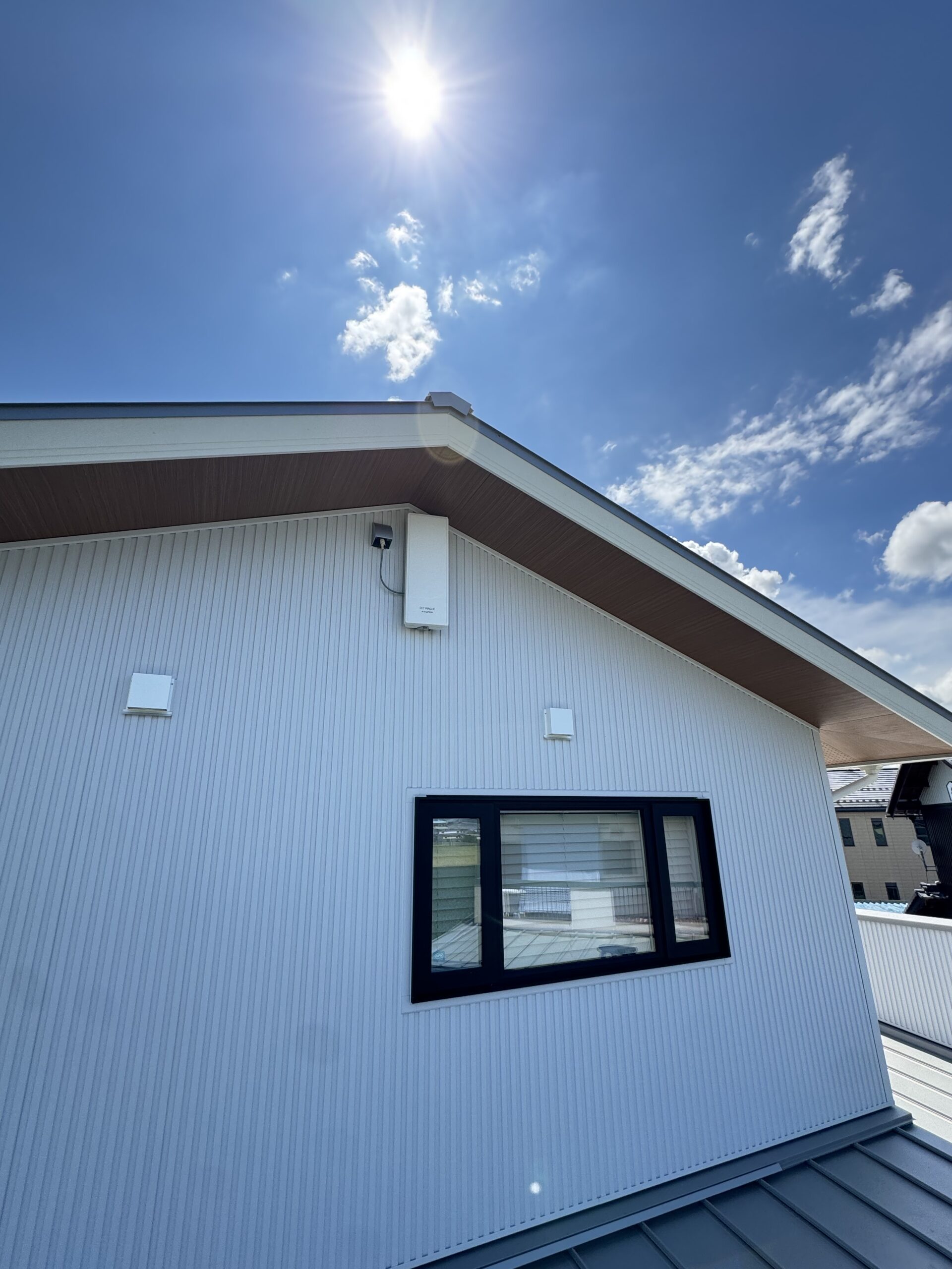 石川県金沢市E様邸の新築住宅外壁に設置されたWhiteのデザインアンテナ全景